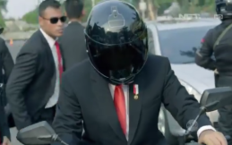 Keren, Ini Model dan Harga Helm Yang Dipakai Jokowi