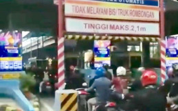 Aksi Terobos Tol Bikin Miris, Padahal Motor Masuk Tol Baru Wacana Loh!