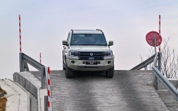 Menguji Denza B5 di Medan Berat, Siap Mengaspal di Indonesia