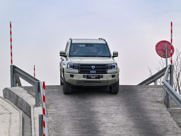 Menguji Denza B5 di Medan Berat, Siap Mengaspal di Indonesia