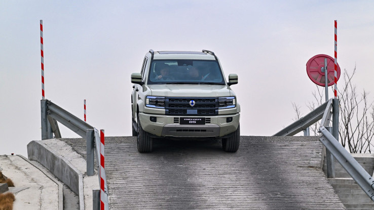 Menguji Denza B5 di Medan Berat, Siap Mengaspal di Indonesia