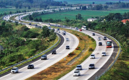 Volume Kendaraan Meningkat, Jalur Contraflow Bergeser di Tol Jakarta-Cikampek