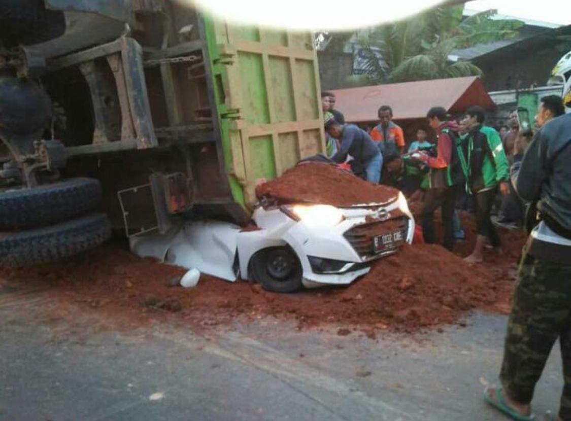 Daihatsu Sigra Tertimpa Truk, 1 Balita Selamat