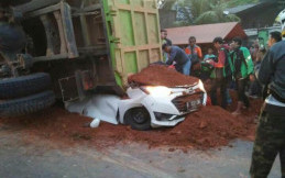 Daihatsu Sigra Tertimpa Truk, 1 Balita Selamat