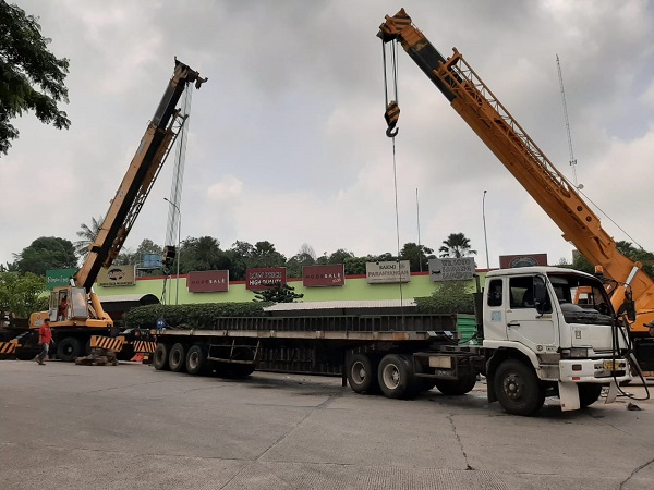 Viral Truk Kontainer Terguling di Rest Area Cipularang, Ternyata Ini Penyebabnya!