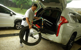 Begini Cara Bawa Sepeda di Mobil Ala Rifat Sungkar