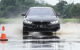 Waspada Terabas Genangan Air Melebihi Setengah Tinggi Ban Mobil