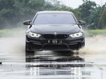 Waspada Terabas Genangan Air Melebihi Setengah Tinggi Ban Mobil