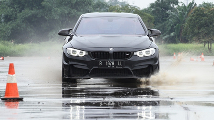 Waspada Terabas Genangan Air Melebihi Setengah Tinggi Ban Mobil