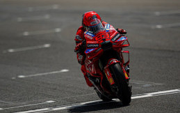 Drama Telat Start Marc Marquez, Turun ke Posisi Tujuh Hingga Menang Sprint Race MotoGP Italia 2025