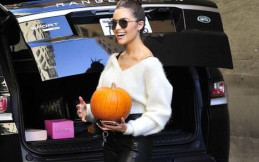 Olivia Culpo Si Wanita Terseksi 2019, Andalkan SUV untuk Aktivitasnya