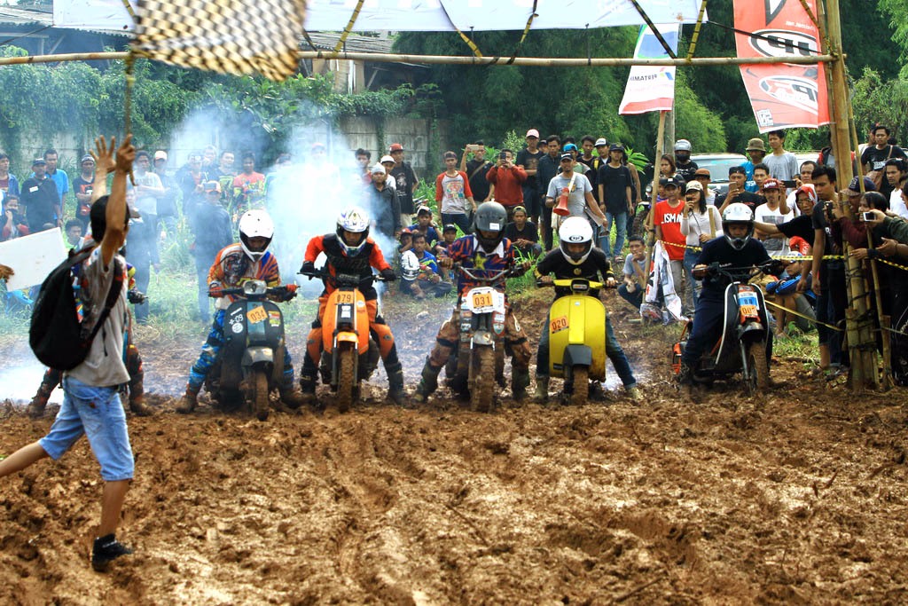 Keseruan Vespa Berjibaku di Lumpur