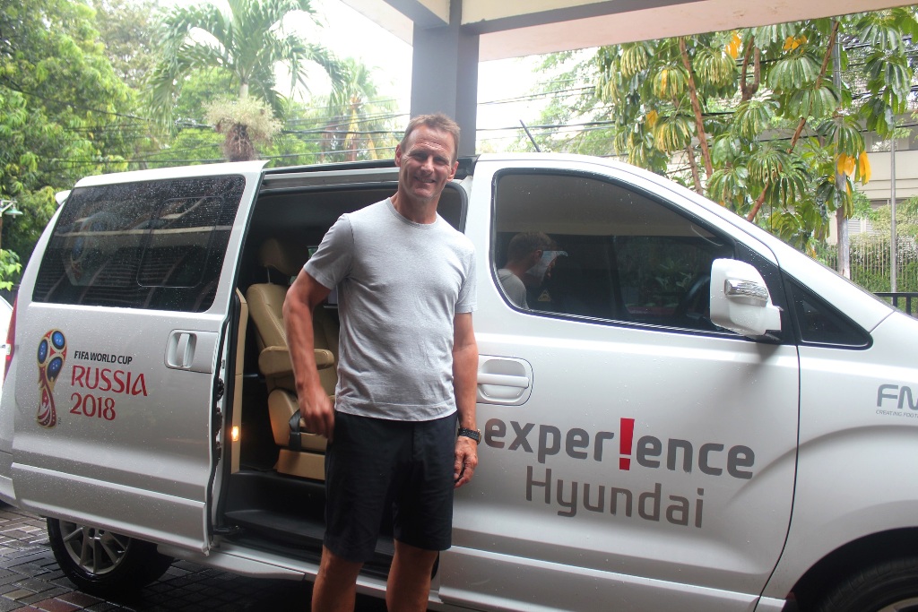 Hyundai H-1 dan Santa Fe Kawal Teddy Sheringham Keliling Ibukota