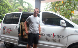 Hyundai H-1 dan Santa Fe Kawal Teddy Sheringham Keliling Ibukota