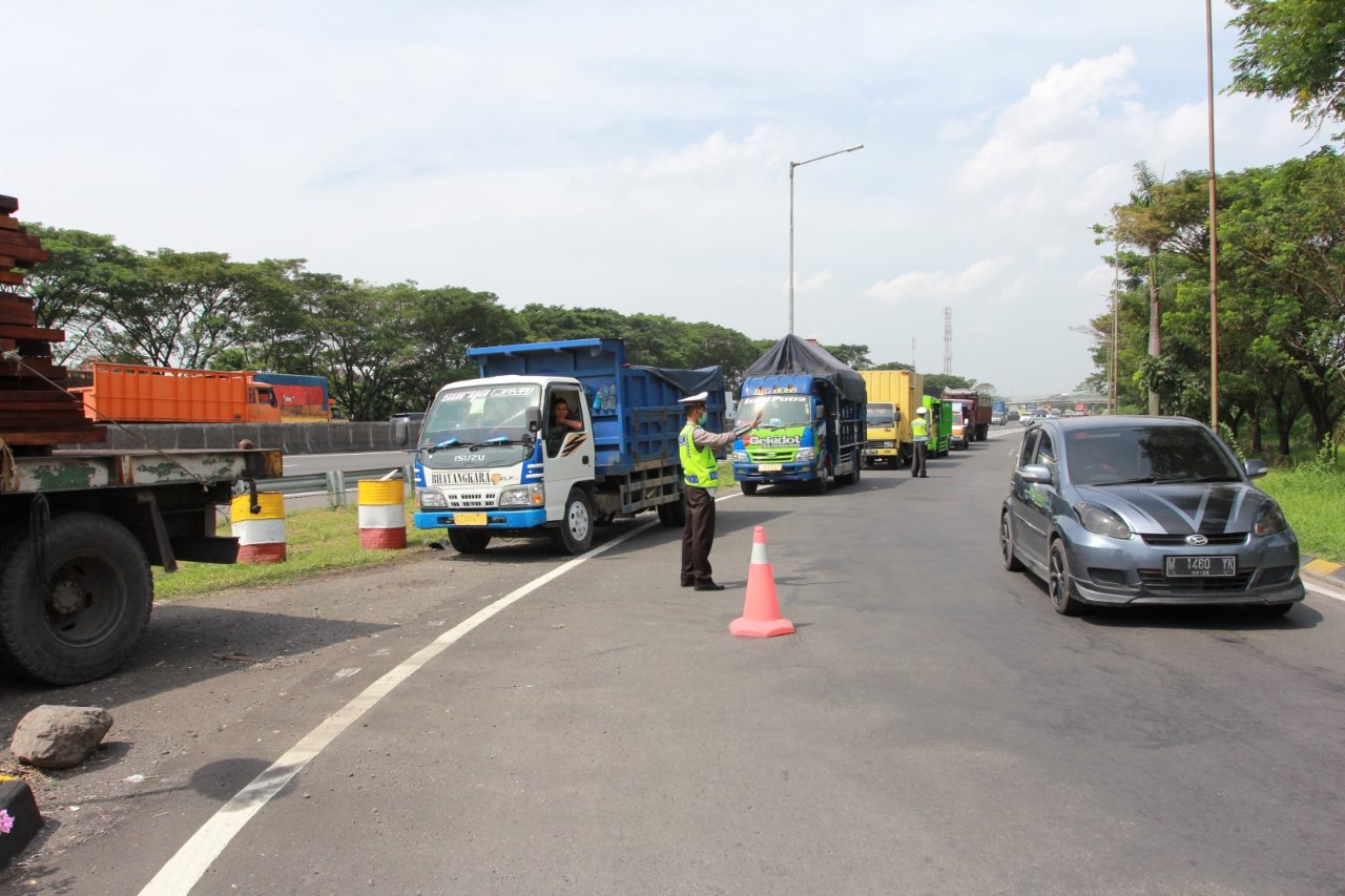 100 Kendaraan 'Terciduk' Melanggar Aturan Muatan di Tol Surabaya-Gempol