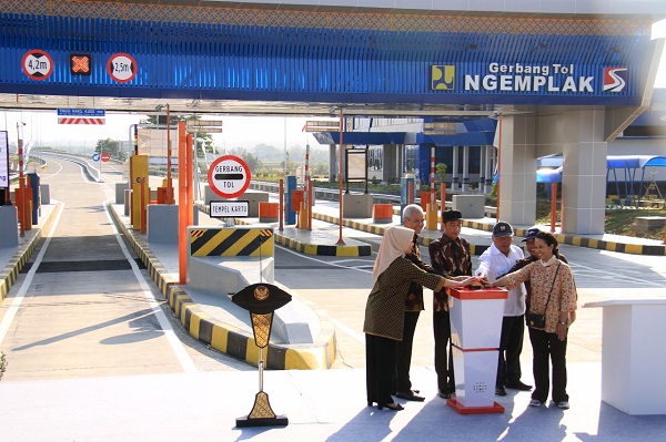 Jokowi Resmikan Jalan Tol Solo-Ngawi Segmen Kartasura-Sragen