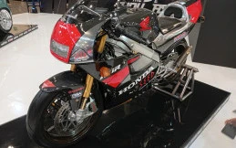 Honda NSR250 MC28, Legenda Berjubah Carbon Fiber