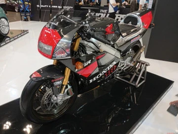 Honda NSR250 MC28, Legenda Berjubah Carbon Fiber