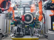 Canggih, Perakitan Poros Roda Porsche Leipzig Pakai Robot AI dan Sensor
