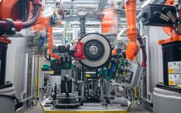 Canggih, Perakitan Poros Roda Porsche Leipzig Pakai Robot AI dan Sensor