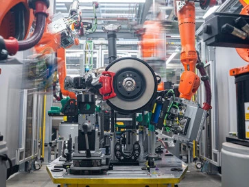 Canggih, Perakitan Poros Roda Porsche Leipzig Pakai Robot AI dan Sensor