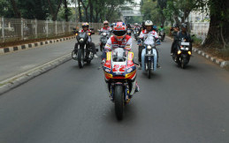 Pembalap Moto2 Sam Lowes dan Rider Federal Oil Membelah Jakarta