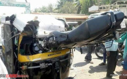 Kecelakaan Mengerikan, Motor Honda Menancap di Kaca Depan Bajaj