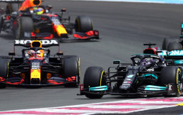 Persaingan Lewis Hamilton dengan Max Verstappen Makin Panas