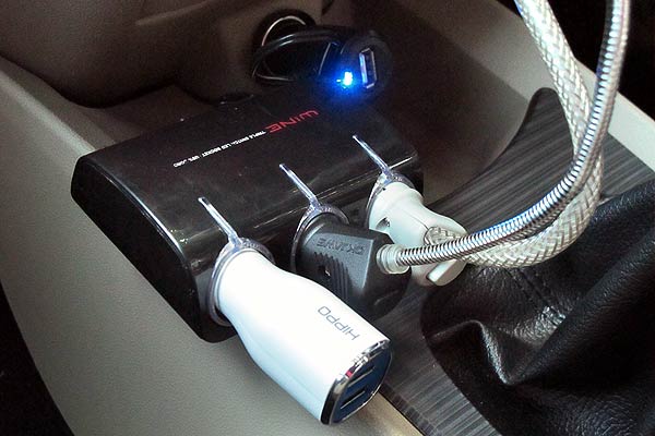 Isi Baterai Ponsel di Mobil Bikin Aki Tekor?