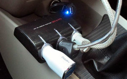 Isi Baterai Ponsel di Mobil Bikin Aki Tekor?