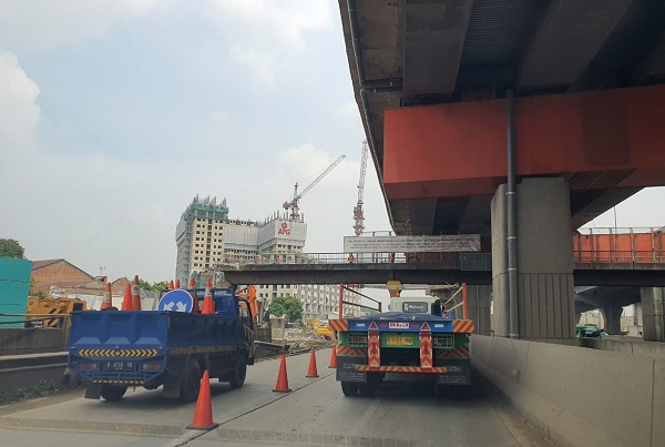 Ada Pembongkaran JPO di Tol Jakarta-Cikampek, Arah Jakarta Ditutup Sementara