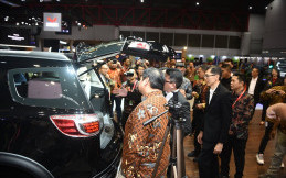 Menteri Perindustrian RI Hadir di Booth Chevrolet dalam Ajang Telkomsel IIMS 2019