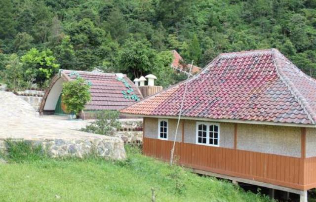 Rumah Kayu Tempat Istirahat Nyaman di Ciherang
