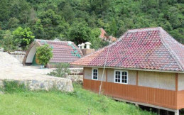 Rumah Kayu Tempat Istirahat Nyaman di Ciherang