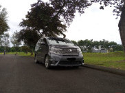 Review Mobil Bekas Toyota Vellfire 2011