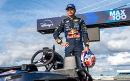 Aksi Spektakuler Max Verstappen Salip 100 Pembalap di Max vs 100