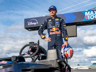 Aksi Spektakuler Max Verstappen Salip 100 Pembalap di Max vs 100