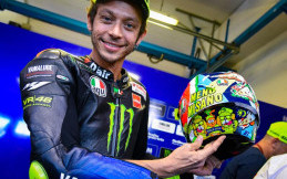 Rossi Perlihatkan Helm Berdesain Barunya di MotoGP San Marino