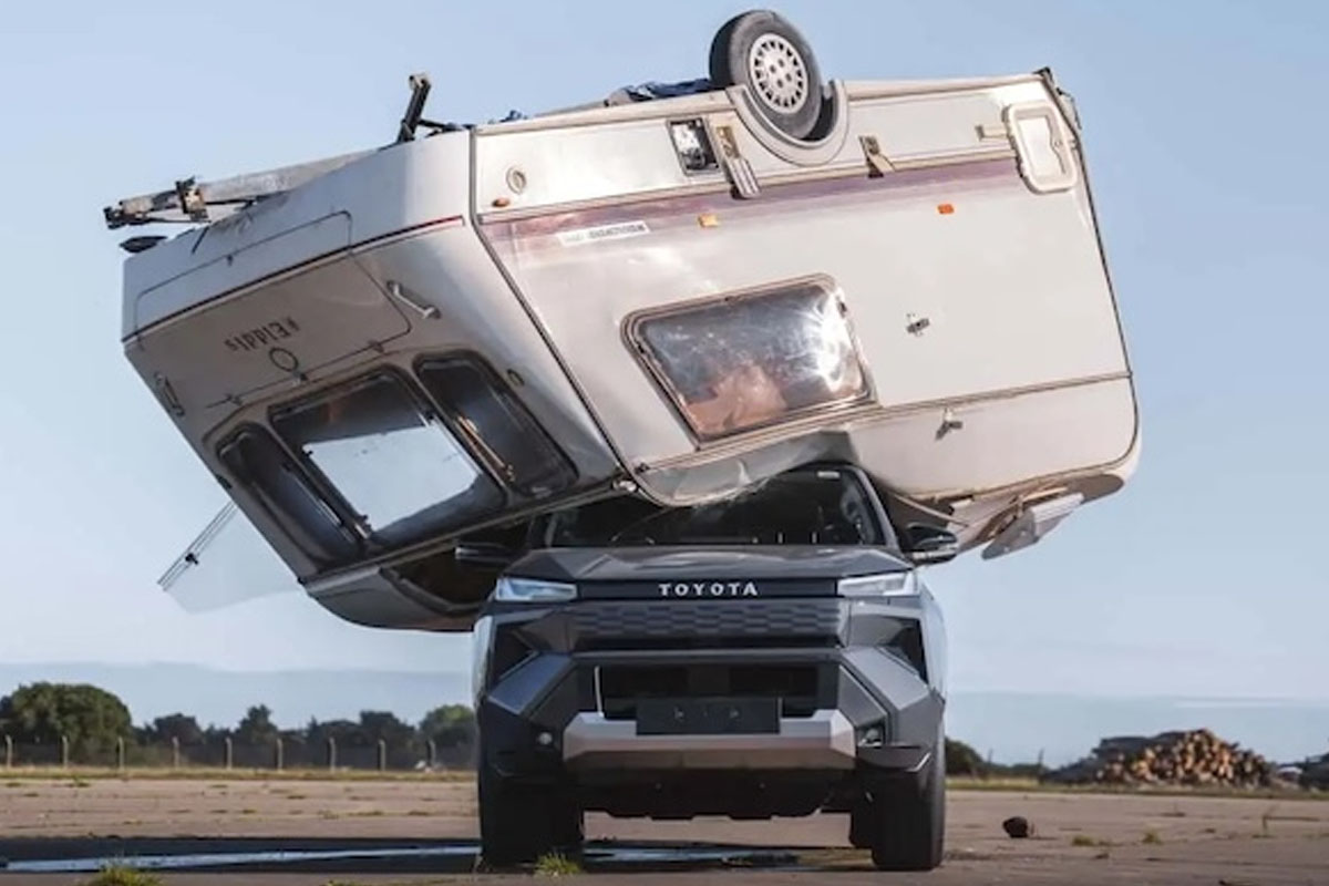 Toyota Uji Ketangguhan Hilux BEV dengan Cara Ekstrem, Dijatuhi Karavan