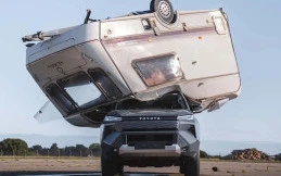 Toyota Uji Ketangguhan Hilux BEV dengan Cara Ekstrem, Dijatuhi Karavan