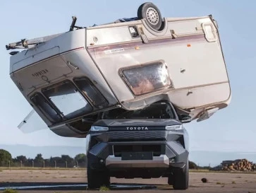 Toyota Uji Ketangguhan Hilux BEV dengan Cara Ekstrem, Dijatuhi Karavan