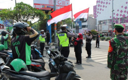 Peringati HUT RI ke-75, Pengendara di Jalan Raya Hormat pada Sang Merah Putih
