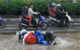 Perhatikan Ini agar Aman Naik Motor saat Hujan