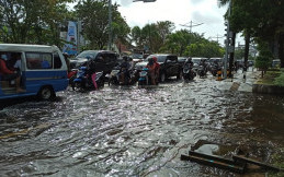 Paksa Sepeda Motor Terjang Banjir, Ini Akibatnya