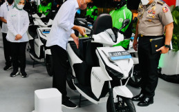 Keberadaan SPBKLU Diharapkan Bisa Bantu Mobilitas Pengguna Motor Listrik Gesits