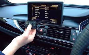 Kebiasaan Buruk Pengemudi yang Bikin Head Unit Mobil Cepat Rusak