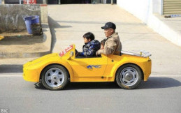 Sayang Cucu, Kakek Ini Bikin Lamborghini Mini