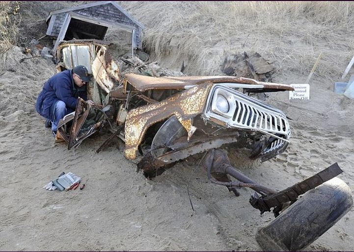 Begini Penampakan Jeep Wagooner Setelah Terkubur Pasir Selama 40 Tahun
