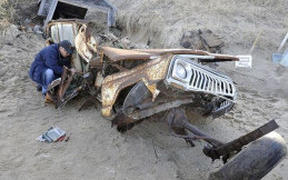 Begini Penampakan Jeep Wagooner Setelah Terkubur Pasir Selama 40 Tahun