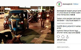 Viral! Pria Ini Nekat Tiduran di Trotoar dan Halangi Kendaraan Bermotor